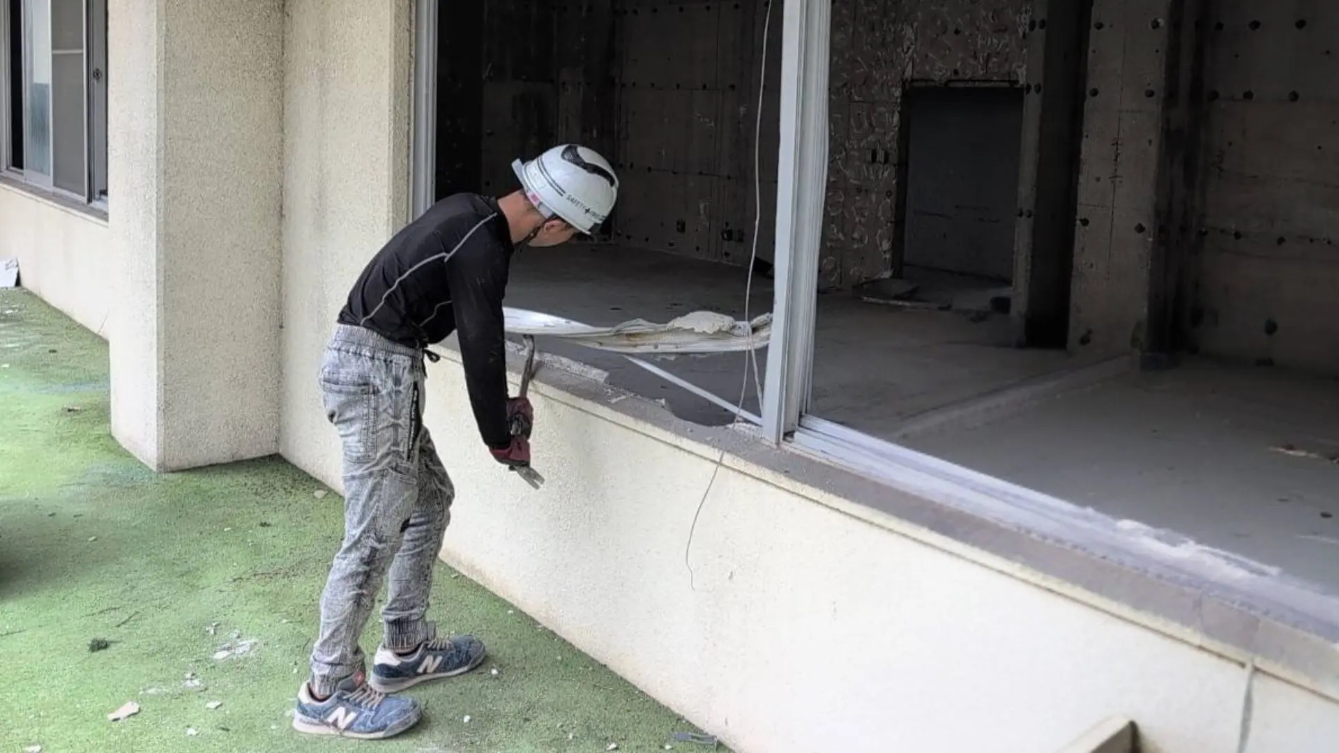 若手作業員が現場で作業する様子